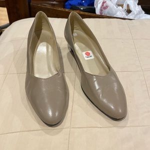 Women’s dress pumps size 12 Heels height is 1 1/2”